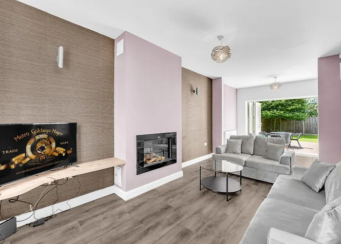 Brook Meadow House, 4 Bed House, Manchester