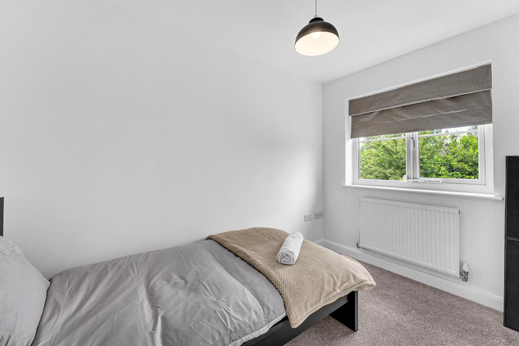 Brook Meadow House, 4 Bed House, Manchester Villa *