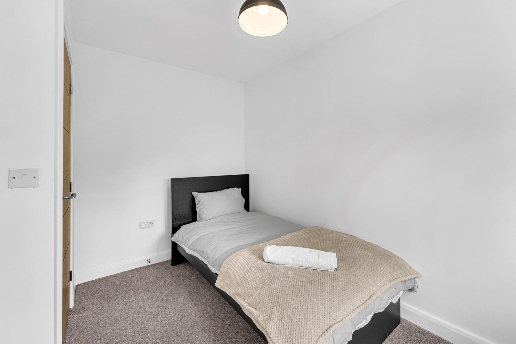 Brook Meadow House, 4 Bed House, Manchester Villa *
